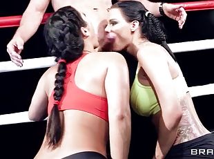 Sport threesome sex in the ring