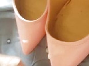 Cumming on tiny pink heels